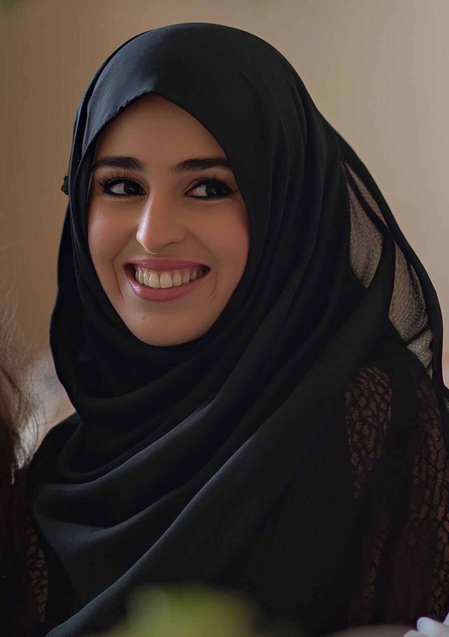 امرأة تبتسم في جلسة هادئة
