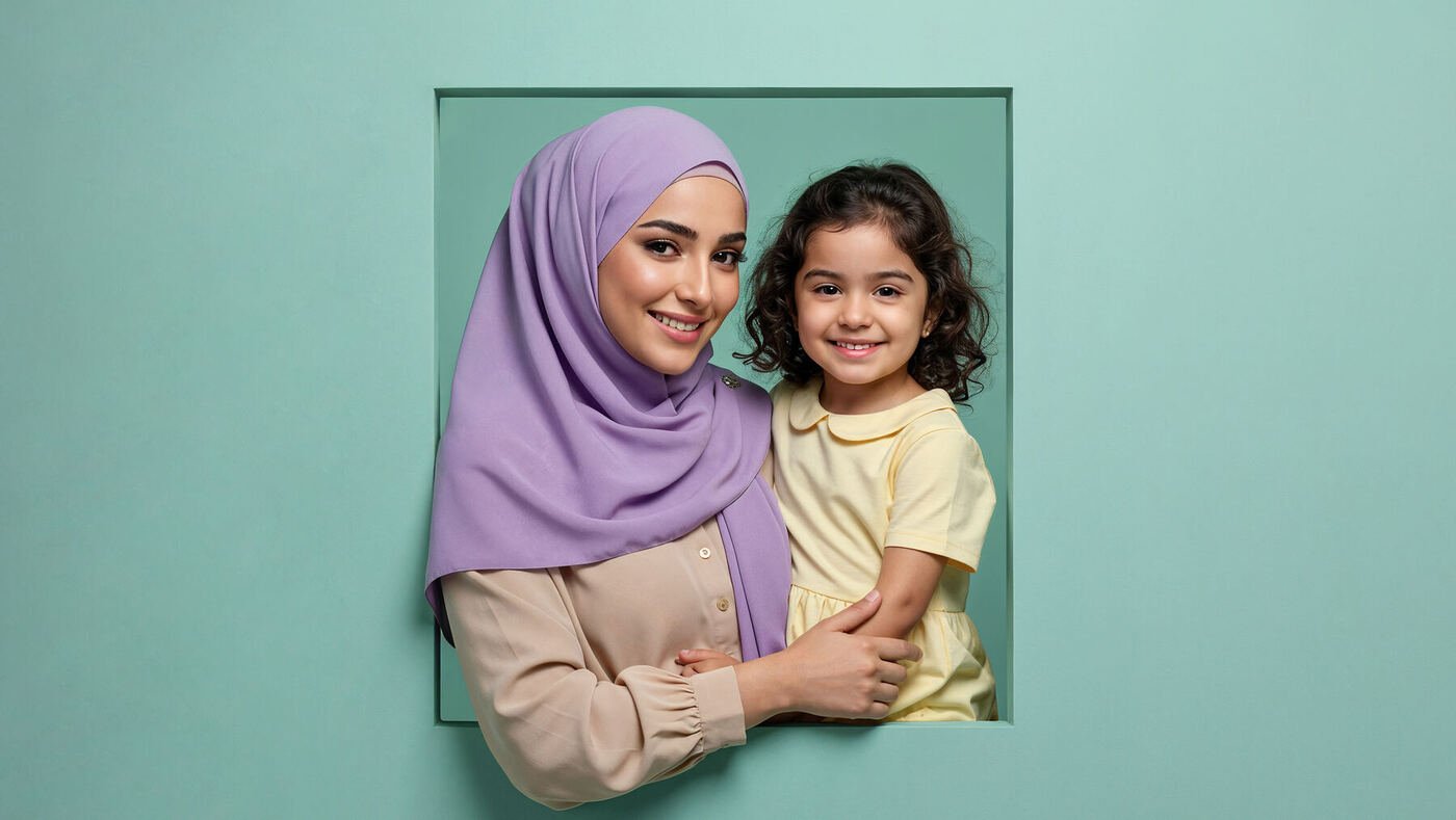 أم وابنتها تبتسمان من نافذة